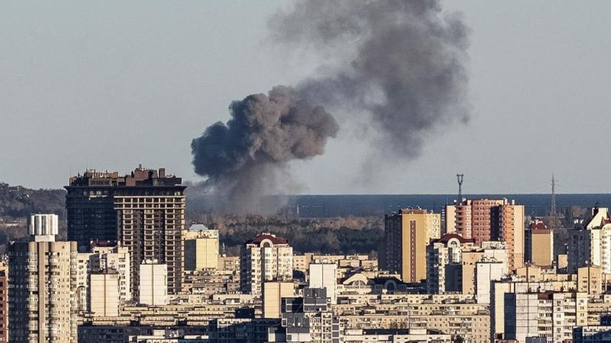 Kiev planifica una evacuación total en caso de que sigan los ataques rusos y sufran un apagón general, según ‘The New York Times’