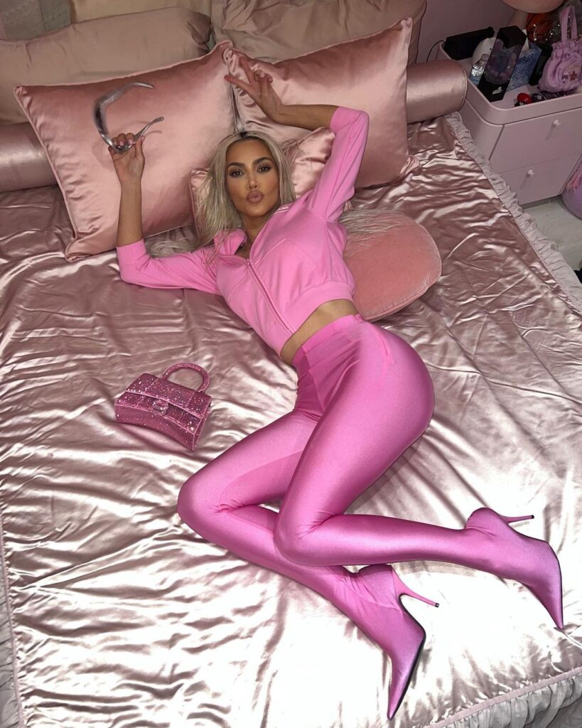 Kim Kardashian combinando prendas y accesorios en rosa. (Fuente: Instagram)