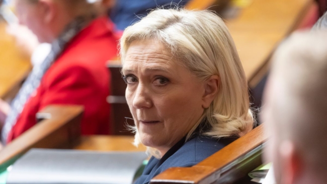 Le Pen pide que Francia deje de suministrar artillería a Ucrania ante el riesgo de una guerra