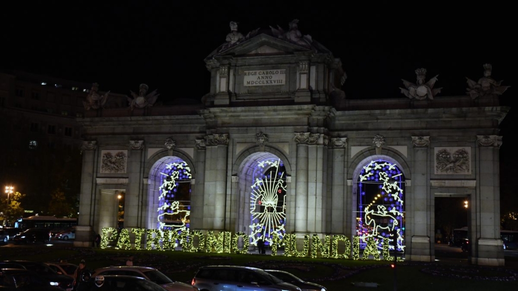 La Puerta de Alcalá iluminada.
