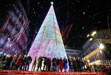 Vigo enciende las luces de Navidad en un acto multitudinario con música y nieve artificial