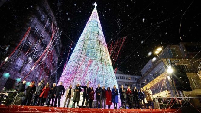 el centro comercial Asociar Con Vigo enciende las luces de Navidad en un acto multitudinario con música y  nieve artificial