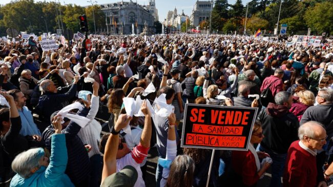 Miles de personas marchan por la sanidad pública en Madrid