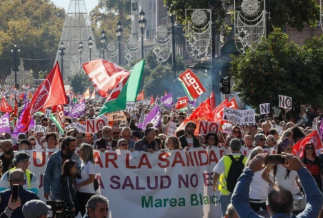 Miles de personas salen a la calle en Andalucía para defender la sanidad pública
