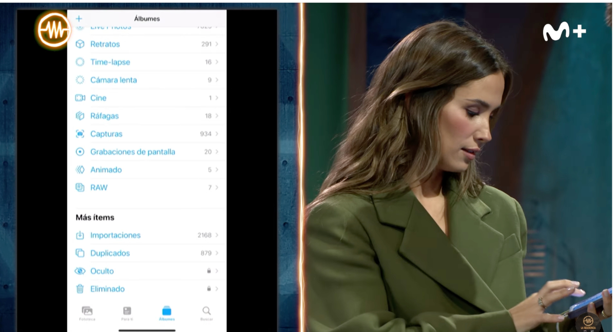 María Pombo muestra el contenido de su móvil en La Resistencia