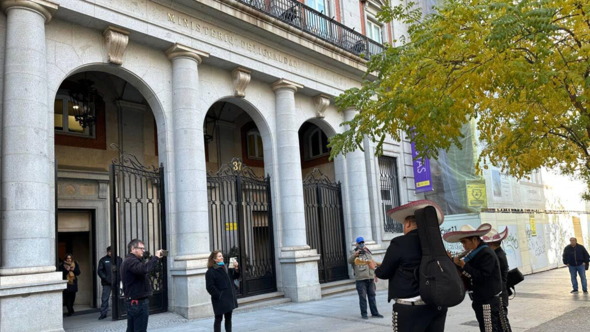 (VÍDEO) Mariachis de Forocoches reaparecen para cantarle a Montero en la sede de Igualdad