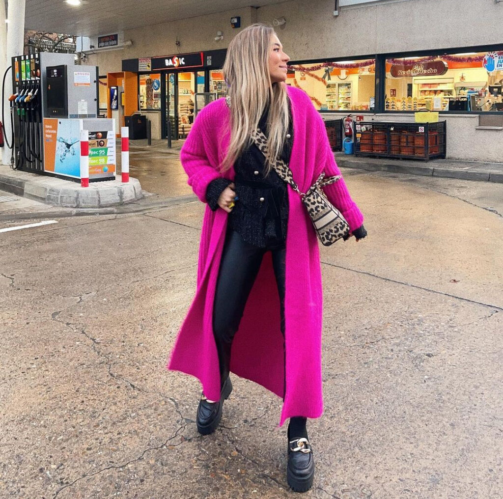 La influencer Mariana Díaz Moliner con abrigo rosa. (Fuente: Instagram)