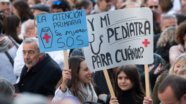 Cientos de personas protestan para avisar de que Madrid «se queda sin médicos»