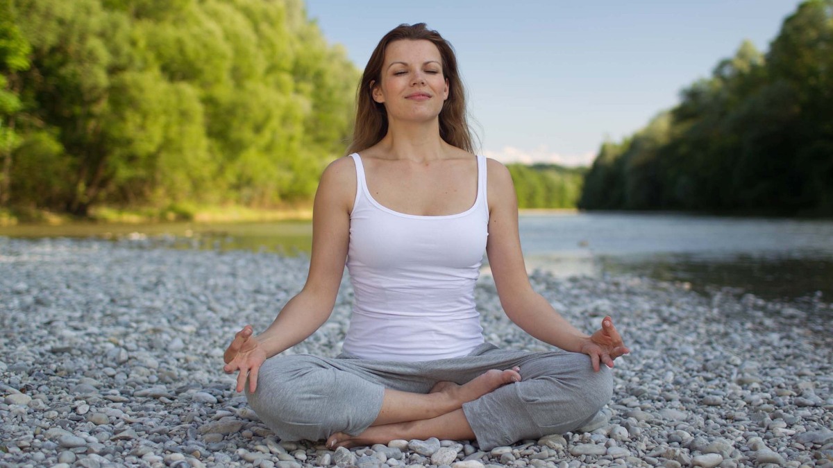 Una mujer meditando 