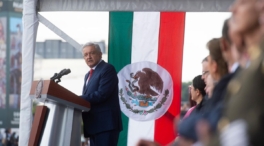 México tacha de «humillación» la decisión del Congreso de Perú de vetar los viajes de Castillo