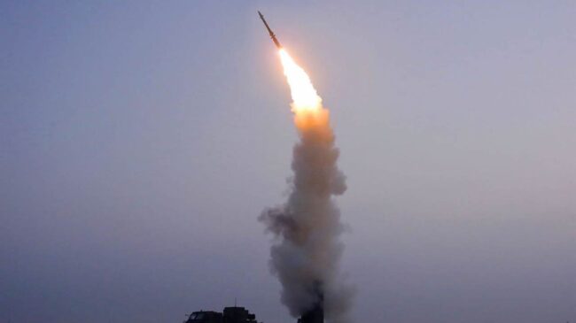 Corea del Norte lanza otros tres misiles hacia el mar de Japón, activando la defensa antiaérea nipona