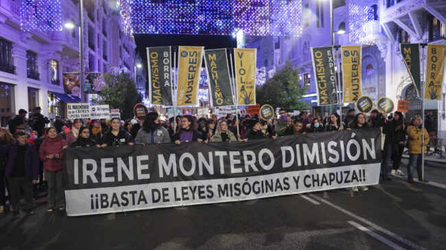 (VÍDEO) Cientos de personas piden la dimisión de Irene Montero en una marcha feminista con presencia de varias ministras del PSOE