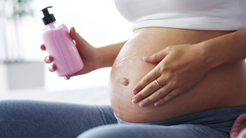 El embarazo es una de las etapas críticas para la aparición de las estrías. (Fuente: Freepik/gpointstudio)