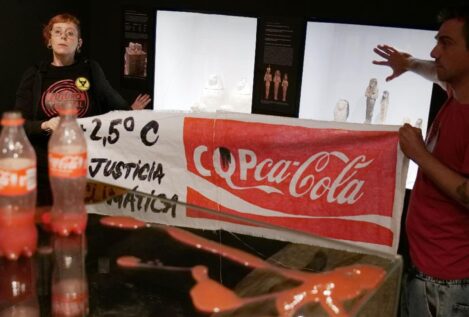 Dos activistas 'bañan' con líquido una vitrina del Museo Egipcio de Barcelona
