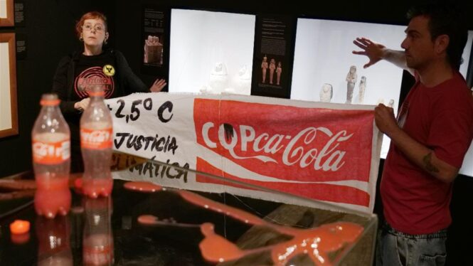 Dos activistas ‘bañan’ con líquido una vitrina del Museo Egipcio de Barcelona