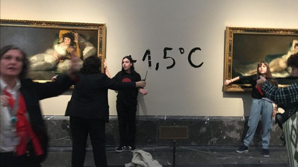 (VÍDEO) Detenidos dos activistas climáticos tras pegarse a dos cuadros de Goya en el Museo del Prado
