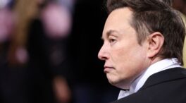 La nueva guerra de Elon Musk: acusa a Apple de retirar la publicidad de Twitter