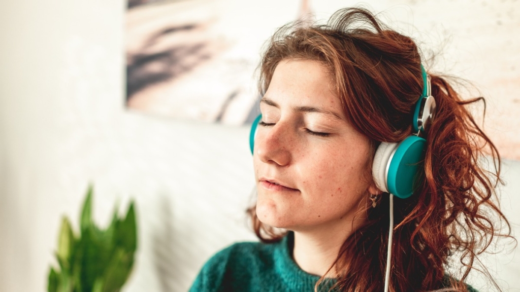 Escuchar música ayuda a relajarse. 