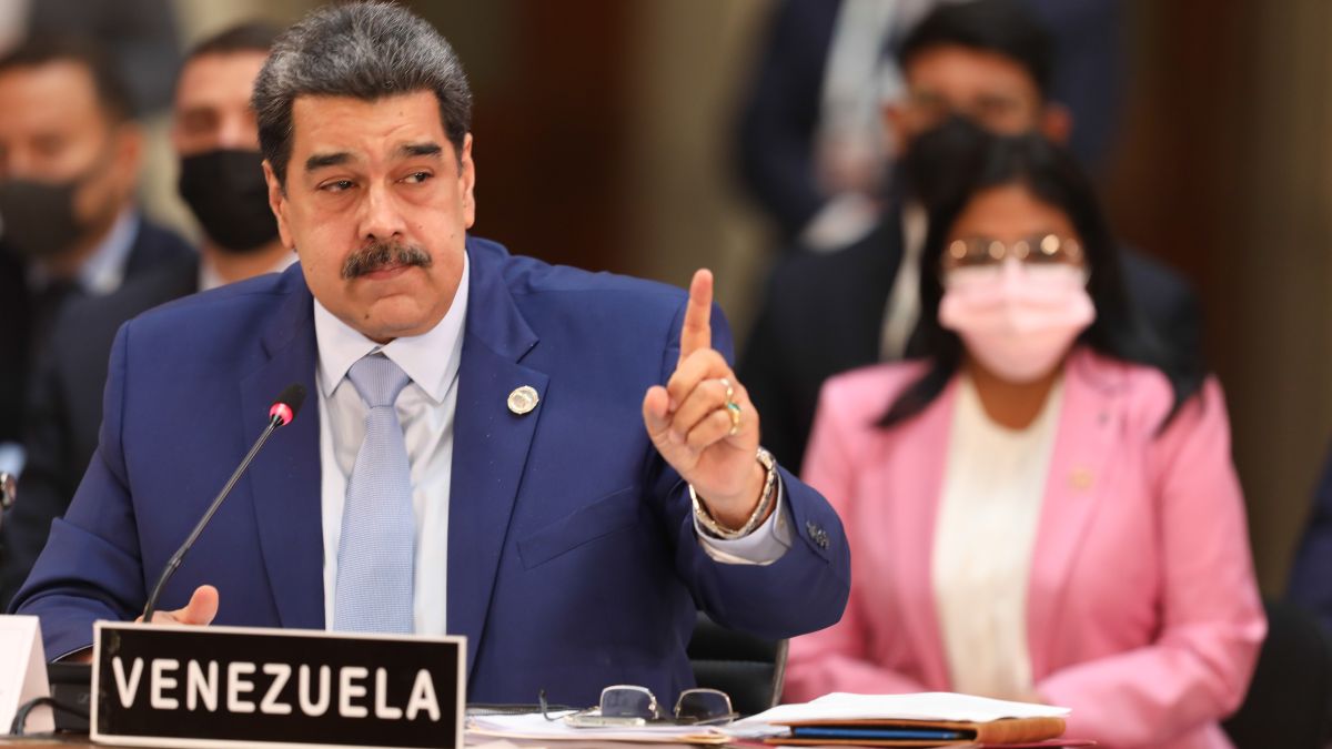Sánchez planea el reconocimiento pleno de Maduro con la vuelta de un embajador al país