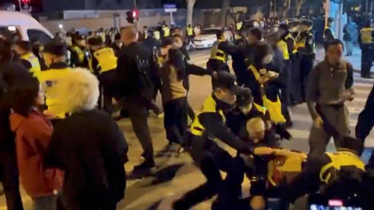 (VÍDEO) Un periodista de la BBC, detenido y «pateado» en China por grabar las protestas anti-covid