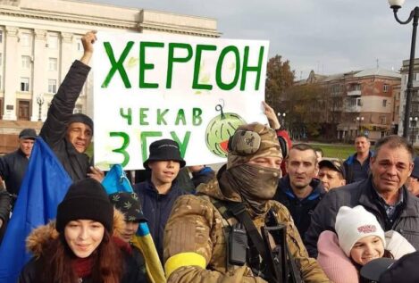 Ucrania reconquista Jersón tras el izado de la bandera en la plaza principal de la ciudad