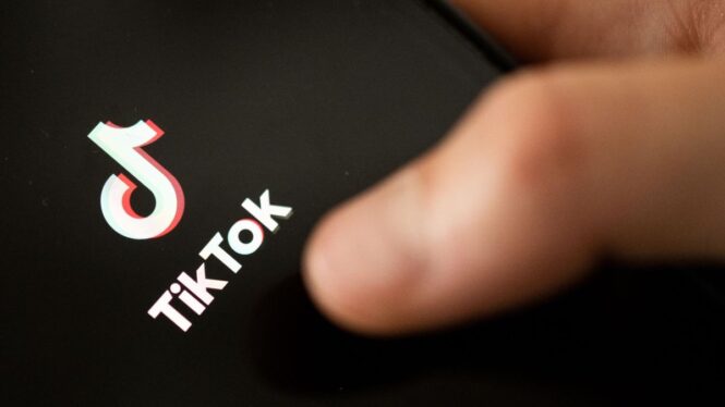 Políticos estadounidenses piden prohibir el uso de TikTok por supuestos espionajes de China