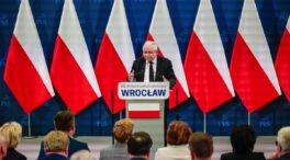 El ex primer ministro polaco Kaczynski culpa de la baja natalidad a las mujeres por beber alcohol