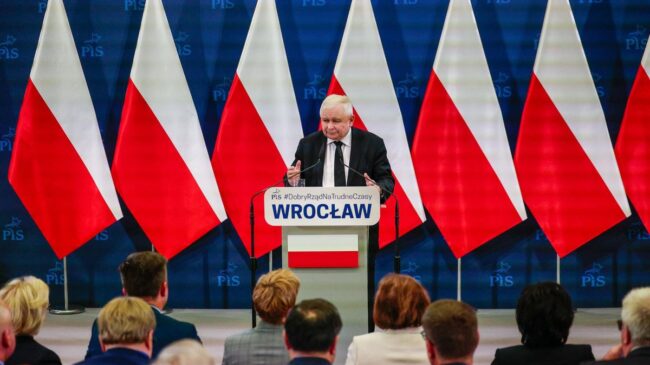El ex primer ministro polaco Kaczynski culpa de la baja natalidad a las mujeres por beber alcohol