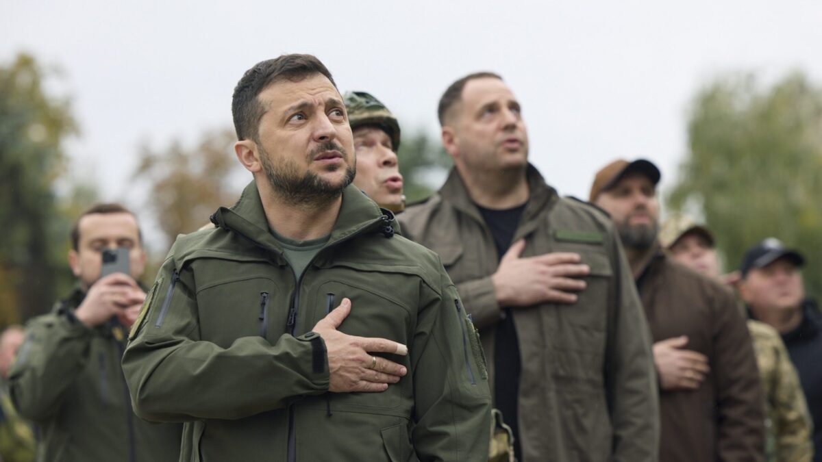 (VÍDEO) Zelenski visita la recién liberada Jersón e iza la bandera ucraniana