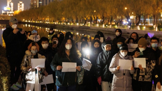 La Policía china detiene a un periodista de la 'BBC' que cubría las protestas por la covid