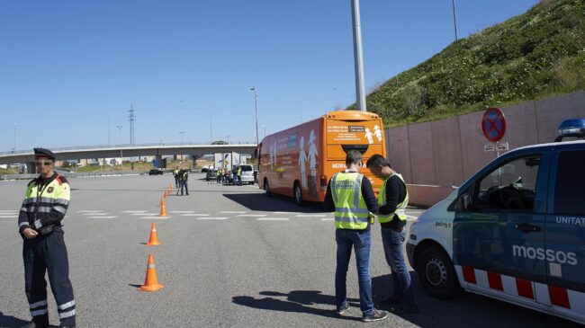 Los Mossos detienen un autobús de Hazte Oír con mensajes contra la ley trans en Barcelona