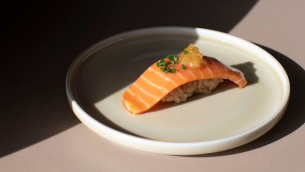 Plato con arroz y salmón