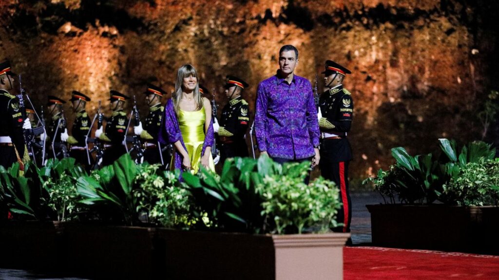 El presidente del Gobierno, Pedro Sánchez, y su esposa, Begoña Gómez, en la cena de gala en Bali. Foto:  Willy Kurniawan (Reuters). 