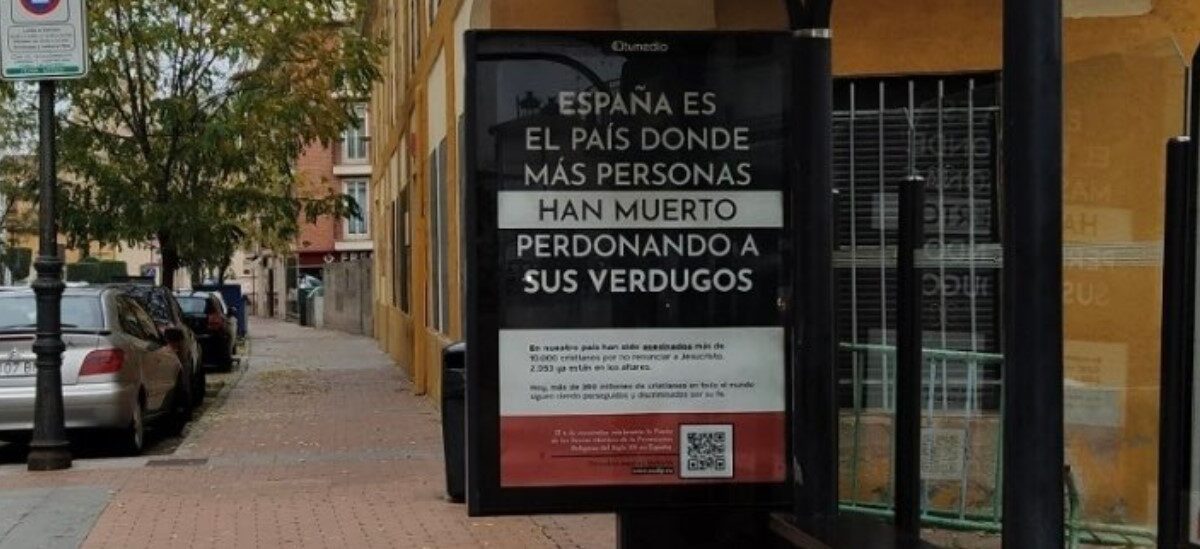 Una asociación de católicos instala carteles en memoria «de los mártires en España» para protestar contra la Ley de Memoria Democrática