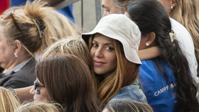 La peineta de Shakira a Gerard Piqué (delante de todos y en un partido de su hijo)