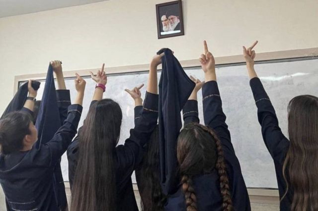 Cancelan las clases presenciales en escuelas e institutos de una ciudad iraní ante el aumento de las protestas