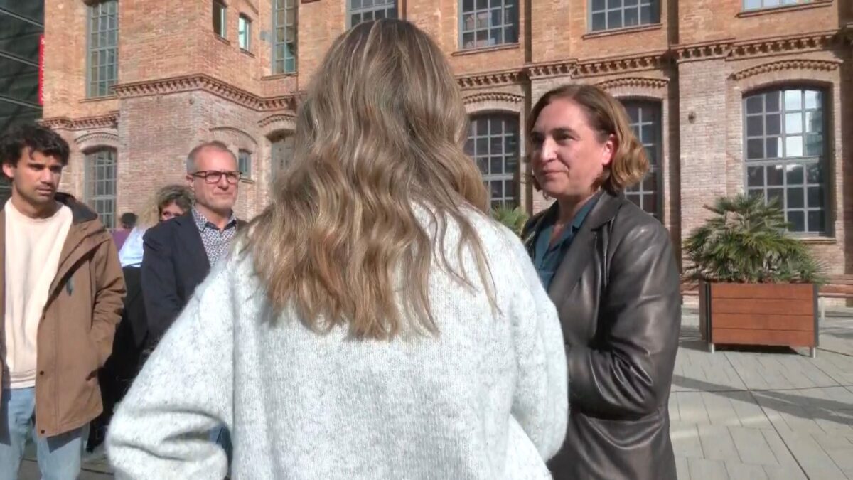 (VÍDEO) Una estudiante le pregunta a Colau por su forma de vestir y acaba llorando tras la respuesta de la alcaldesa