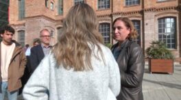 (VÍDEO) Una estudiante le pregunta a Colau por su forma de vestir y acaba llorando tras la respuesta de la alcaldesa