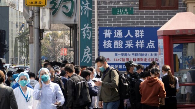 (VÍDEO) Violenta protesta en la mayor fábrica china de iPhone por la política de 'cero covid'