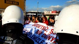 (VÍDEO) Detenidas 24 mujeres en Turquía durante una manifestación feminista