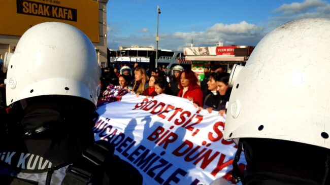 (VÍDEO) Detenidas 24 mujeres en Turquía durante una manifestación feminista
