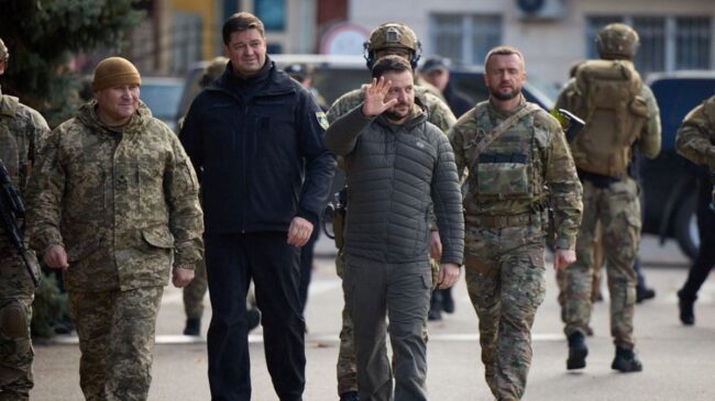 Zelenski visita la ciudad de Jersón a los pocos días de ser liberada por las tropas ucranianas