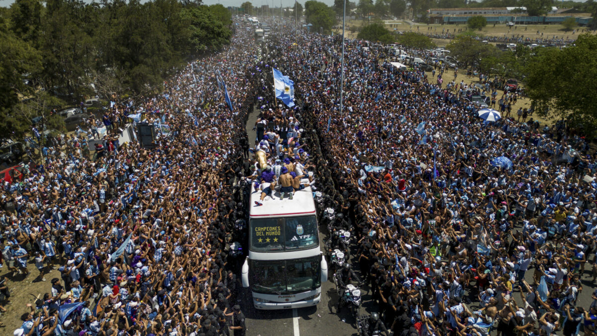 Evacúan a la selección argentina en helicóptero después de un recibimiento apoteósico