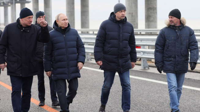 Putin cruza en coche el puente de Crimea en su primera visita a la zona desde la explosión