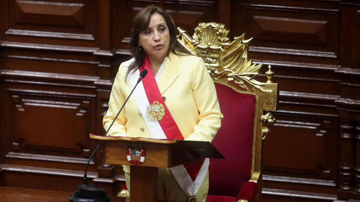 Pedro Sánchez traslada a Dina Boluarte su apoyo como presidenta de Perú