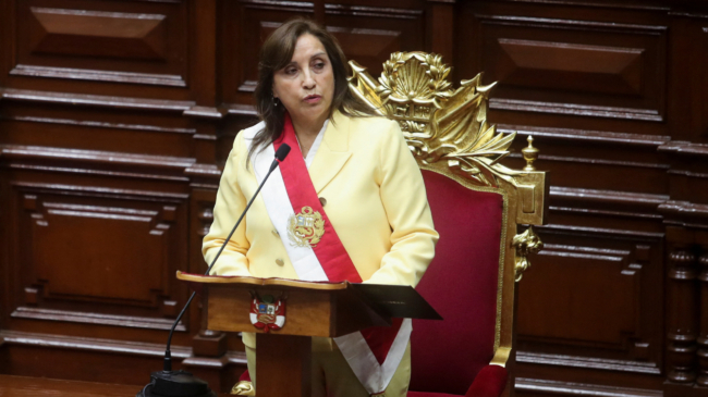 Pedro Sánchez traslada a Dina Boluarte su apoyo como presidenta de Perú