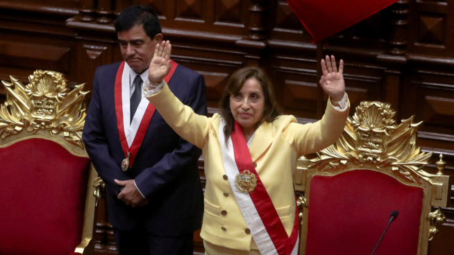 La nueva presidenta de Perú busca un gobierno de unidad tras el autogolpe fallido de Castillo
