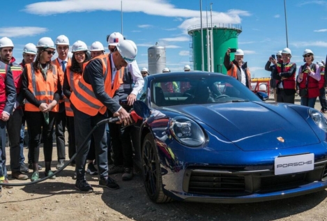 Porsche comienza a producir su propio combustible sintético y ecológico en Chile