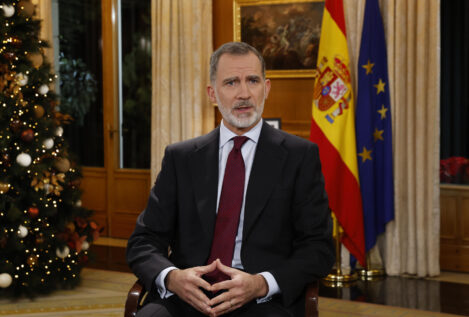 Felipe VI pide a las instituciones actuar con "respeto a la Constitución" y reivindica una España unida que decida su propio destino