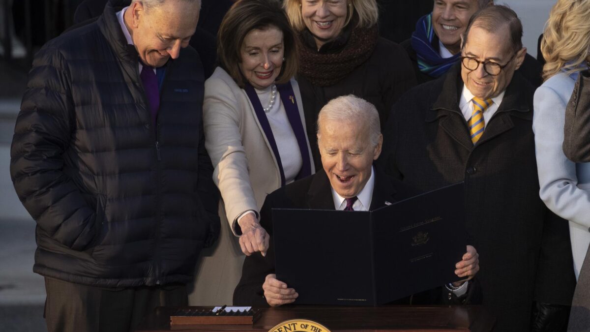 Biden firma una ley que blinda el matrimonio homosexual